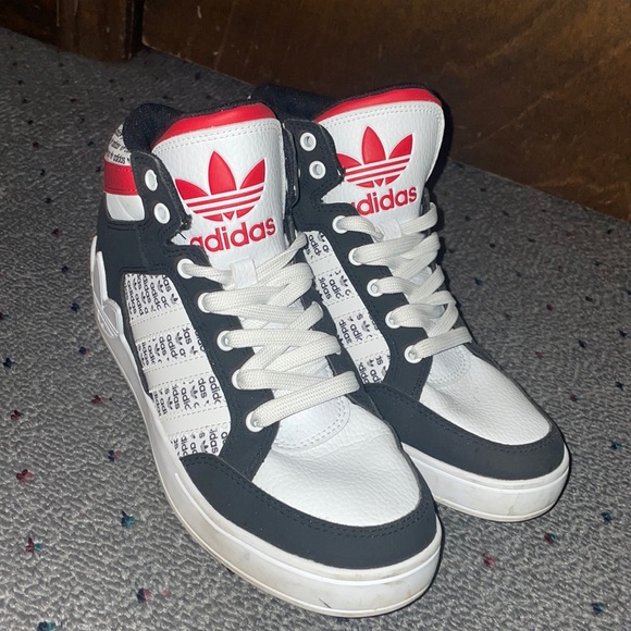 Adidas Size 6Y (7.5 Womans) - Picture 2 of 3